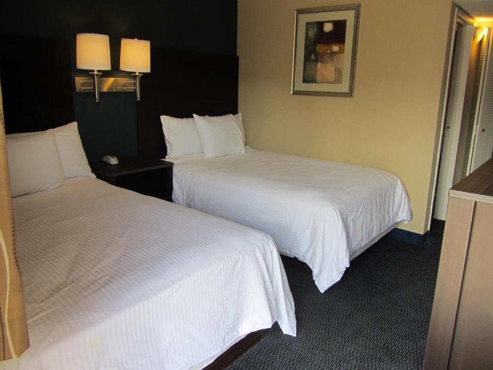 Queen Room with Two Queen Beds - Non-Smoking interior